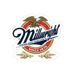 Peut inclure: Un autocollant avec le mot "Millwright" en écriture bleu marine, dans un design circulaire rouge et or. Le design comprend un aigle et le texte "FIXING SHIT YOU CAN'T" et "SINCE 1876".