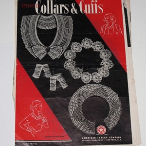 Puede incluir: Un folleto vintage para cuellos y puños de ganchillo. El folleto presenta una imagen en blanco y negro de un cuello de ganchillo, puños y un círculo de ganchillo. El texto del folleto dice "Crocheted Collars & Cuffs", "Leaflet 78-9-39", "American Thread Company", "260 West Broadway - New York, N.Y." y "Trade Mark".