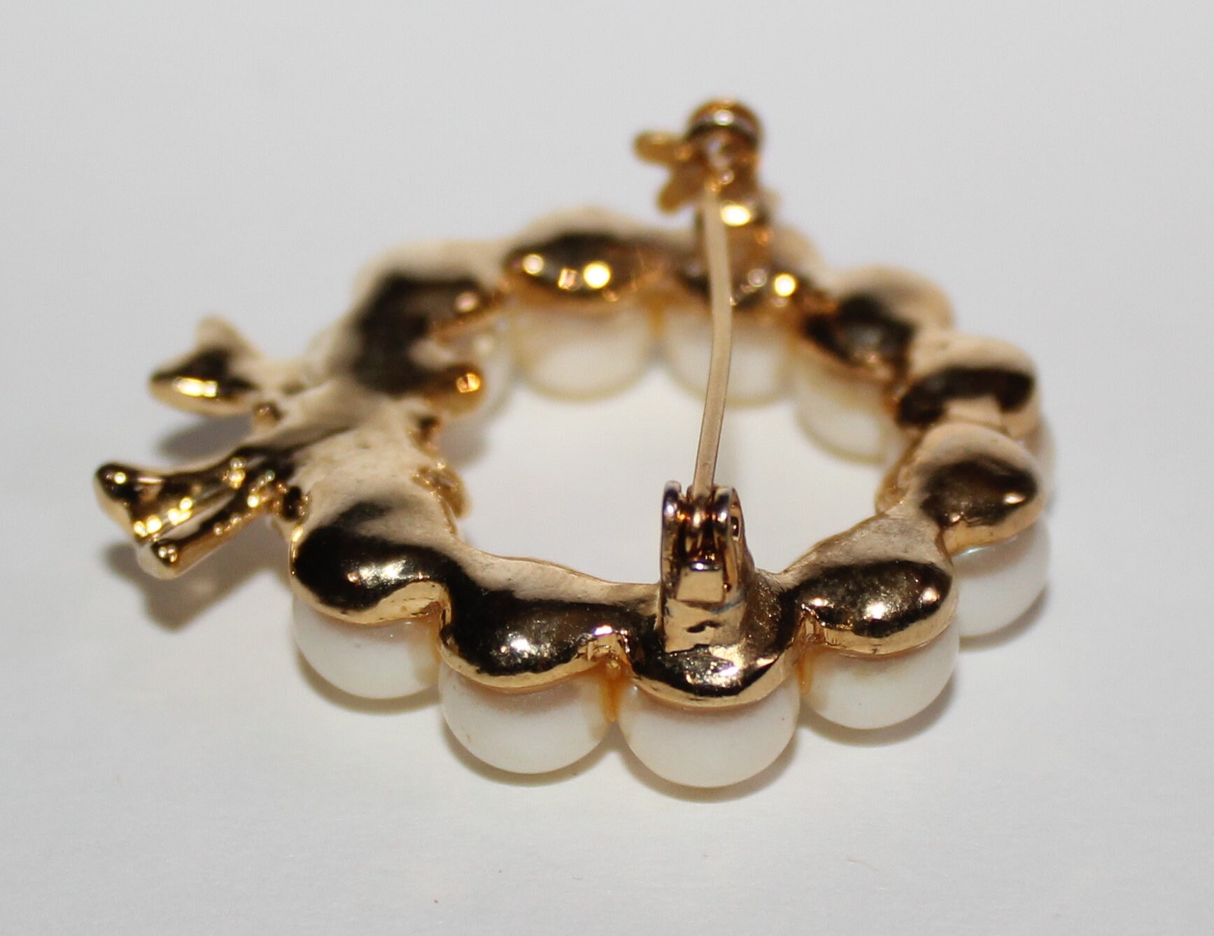 Grande Broche Vintage En Forme De Couronne Avec Décor En Relief Entrelacé - Numéro 369 - Occasion