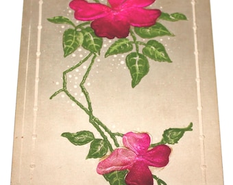Cartão postal antigo vitoriano com flores de seda em relevo, sem postagem