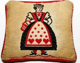 vintage Redwork Milkmaid Country Scene Pincushion, outil de couture vintage, couture du milieu du siècle, cadeau de couture