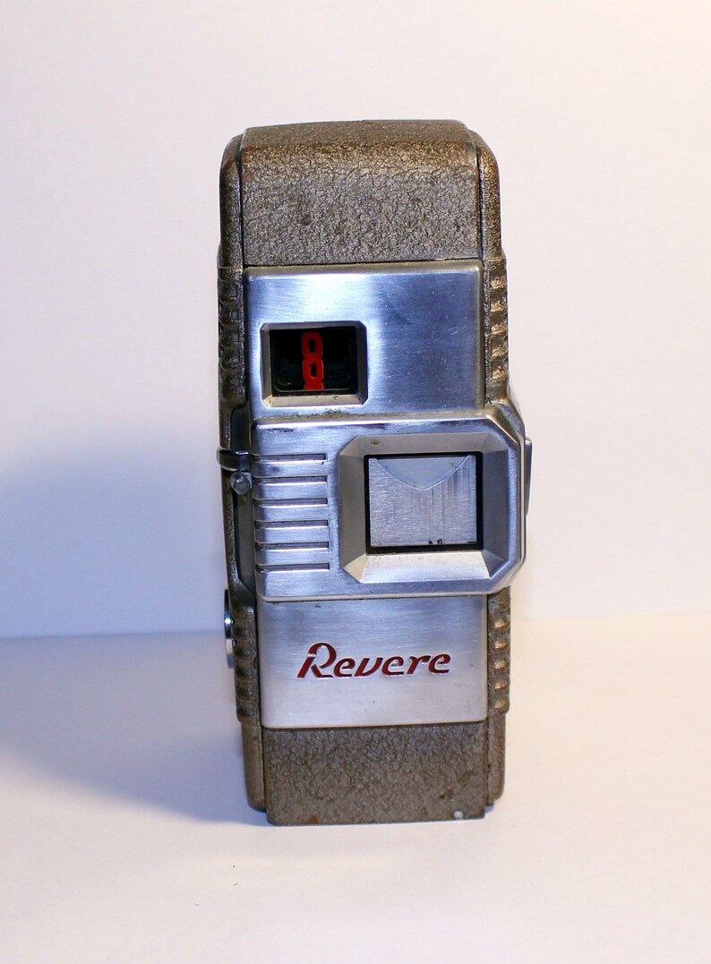 Vintage Revere Eight Model Fifty Five 8mm Camera, Hand Winding M Vintage Revere Eight Model Fifty Five 8mm Camera, Hand Winding M