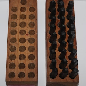 Conjunto de alfabetos de estampado de acero de Young Brothers vintage