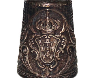 Vintage erhabenes Wappen, hergestellt in Portugal, silberner Näh-Fingerhut