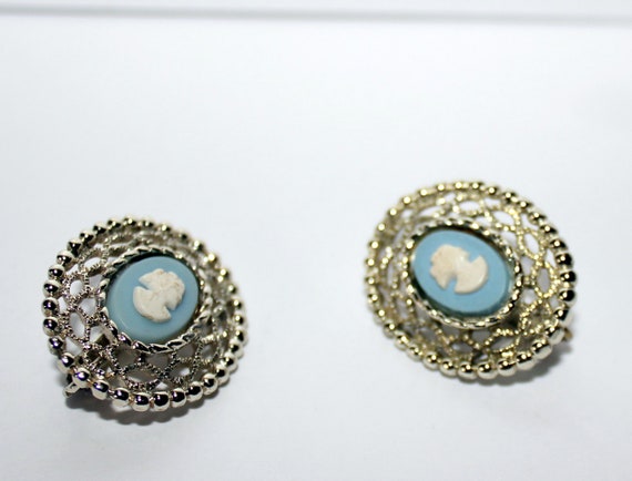 Vintage Sarah Coventry Clip-on Earrings Lace Came… - image 1
