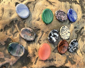 Naturlig kristall orosten fickpalmssten för avslappning och daglig komfort, slät tumsten gåva för fickbärning