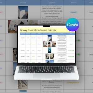 Puede incluir: Una computadora portátil muestra un calendario de contenido de redes sociales de enero. El calendario está en una hoja de cálculo con varios elementos visuales. El logotipo de Canva es visible. El fondo es una cuadrícula con texto y enlaces.