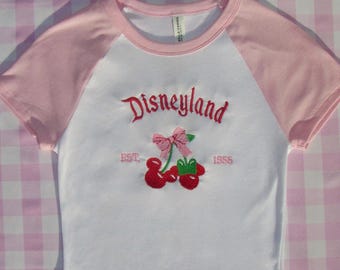 Disneyland Pink Coquette-baby-T-shirt, geborduurd Disneyland-topje kersenmuis