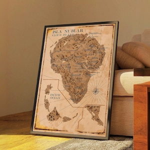 以下が含まれることがあります： 「ISLA NUBLAR CLOUD ISLAND」のテキストが上部に表示された、架空の島、イスラ・ヌブラルの額入り地図。 地図は茶色とベージュの色合いで、島の特徴と太平洋の詳細なイラストが描かれています。