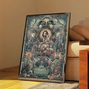 Puede incluir: Una impresión artística enmarcada con una ilustración detallada de la película "El laberinto del fauno". La obra muestra a una mujer sosteniendo a un bebé, rodeada de criaturas fantásticas y diseños intrincados en tonos azules, verdes y marrones. El título "El laberinto del fauno" está en la parte inferior.