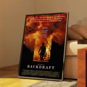Peut inclure: Une affiche encadrée du film "Backdraft" avec Kurt Russell, William Baldwin et Robert De Niro. L'affiche présente un fond enflammé avec la silhouette d'un pompier. Le titre "Backdraft" est affiché en bas.
