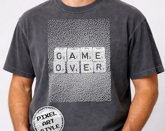 Camiseta Game Over, camiseta retro de pixel art, camiseta gamer con tipografía minimalista, Comfort Colors 1717, 1BitWear
