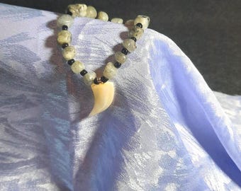 Pulsera reversible de cuentas (con colgante de diente de tiburón blanco)