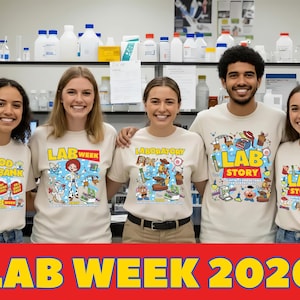 Puede incluir: Cinco personas con camisetas beige con gr&aacute;ficos coloridos con tem&aacute;tica de laboratorio y texto. Las camisetas presentan frases como "BLOOD BANK", "LAB WEEK" y "LAB STORY". La parte inferior de la imagen dice "LAB WEEK 2026" en rojo.