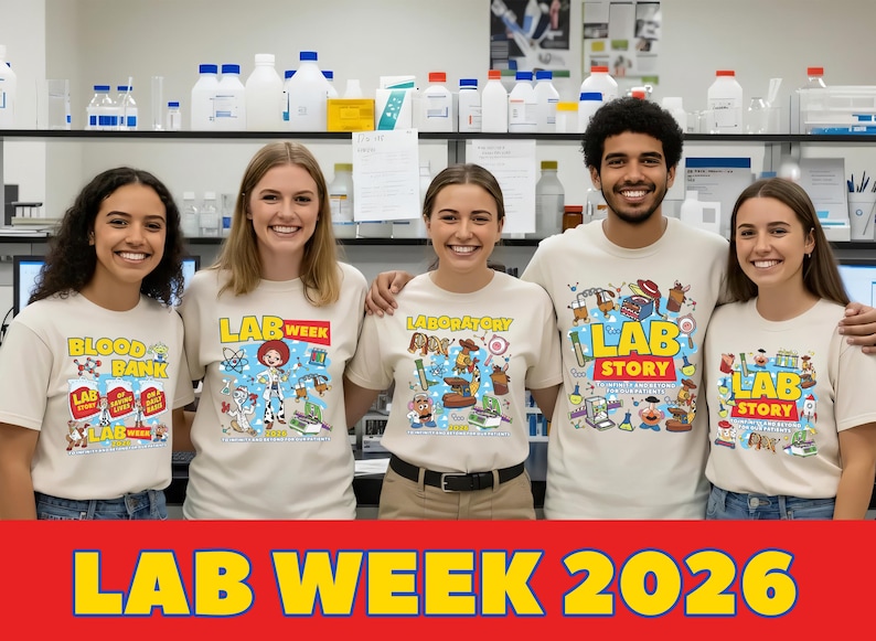 Puede incluir: Cinco personas con camisetas beige con gr&aacute;ficos coloridos con tem&aacute;tica de laboratorio y texto. Las camisetas presentan frases como "BLOOD BANK", "LAB WEEK" y "LAB STORY". La parte inferior de la imagen dice "LAB WEEK 2026" en rojo.