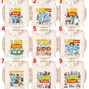 Puede incluir: Una colecci&oacute;n de nueve camisetas de color crema, cada una con un dise&ntilde;o gr&aacute;fico &uacute;nico relacionado con un laboratorio o tema cient&iacute;fico. Las camisetas muestran las palabras "LAB WEEK", "LAB STORY" y "BLOOD BANK" con varios personajes de dibujos animados y equipos de laboratorio.