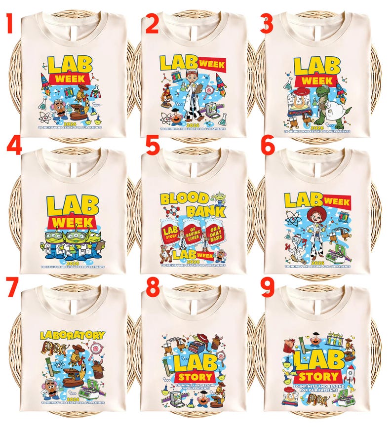 Puede incluir: Una colecci&oacute;n de nueve camisetas de color crema, cada una con un dise&ntilde;o gr&aacute;fico &uacute;nico relacionado con un laboratorio o tema cient&iacute;fico. Las camisetas muestran las palabras "LAB WEEK", "LAB STORY" y "BLOOD BANK" con varios personajes de dibujos animados y equipos de laboratorio.