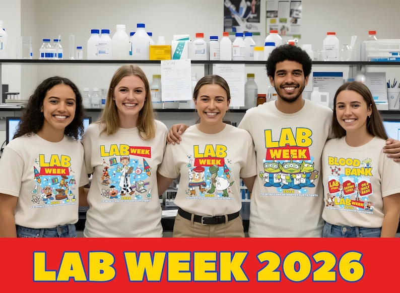 Puede incluir: Cinco personas con camisetas beige con dise&ntilde;os coloridos de "LAB WEEK" y el a&ntilde;o 2026. Las camisetas presentan personajes de dibujos animados y gr&aacute;ficos relacionados con el laboratorio. El texto "LAB WEEK 2026" est&aacute; en rojo en la parte inferior.