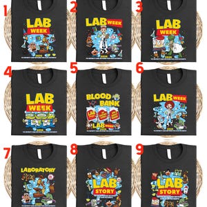 Puede incluir: Nueve camisetas negras con varios gr&aacute;ficos coloridos. Las camisetas presentan las palabras "LAB WEEK", "BLOOD BANK", "LAB STORY" y "LABORATORY" con personajes de dibujos animados y equipos de laboratorio. El a&ntilde;o "2026" tambi&eacute;n est&aacute; impreso.