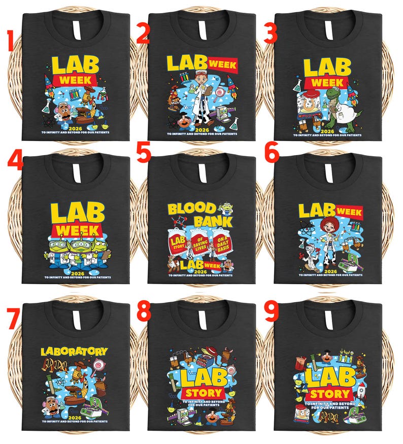 Puede incluir: Nueve camisetas negras con varios gr&aacute;ficos coloridos. Las camisetas presentan las palabras "LAB WEEK", "BLOOD BANK", "LAB STORY" y "LABORATORY" con personajes de dibujos animados y equipos de laboratorio. El a&ntilde;o "2026" tambi&eacute;n est&aacute; impreso.