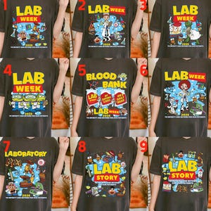 Puede incluir: Camisetas marr&oacute;n oscuro con varios dise&ntilde;os gr&aacute;ficos coloridos. Los dise&ntilde;os incluyen las palabras "LAB WEEK", "LABORATORY", "LAB STORY" y "BLOOD BANK", junto con personajes de dibujos animados y el a&ntilde;o "2026".