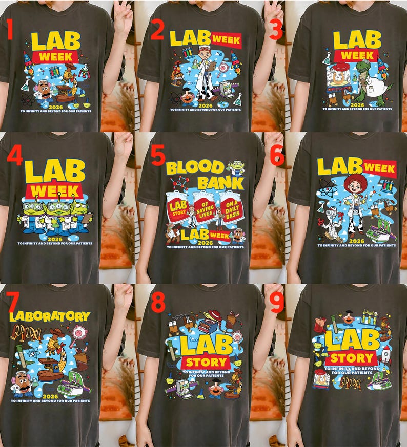 Puede incluir: Camisetas marr&oacute;n oscuro con varios dise&ntilde;os gr&aacute;ficos coloridos. Los dise&ntilde;os incluyen las palabras "LAB WEEK", "LABORATORY", "LAB STORY" y "BLOOD BANK", junto con personajes de dibujos animados y el a&ntilde;o "2026".