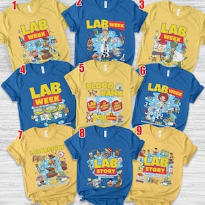 Puede incluir: Una colecci&oacute;n de nueve camisetas de manga corta en varios colores, incluyendo amarillo y azul. Cada camiseta presenta un dise&ntilde;o gr&aacute;fico &uacute;nico con las palabras "LAB WEEK", "LAB STORY" o "BLOOD BANK" y personajes de dibujos animados y equipos de laboratorio.
