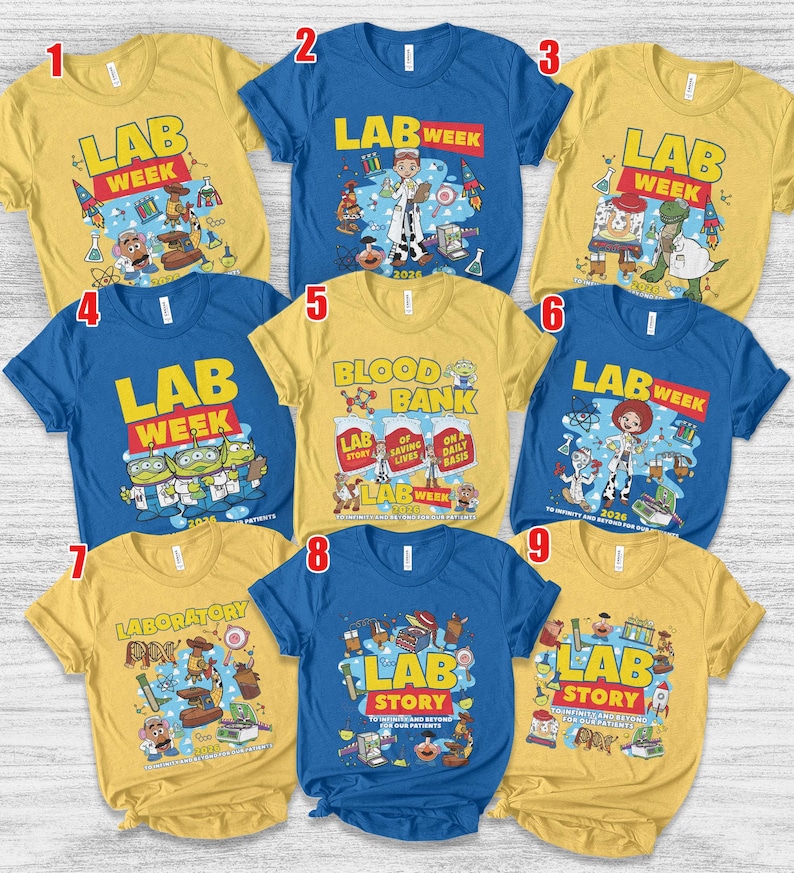 Puede incluir: Una colecci&oacute;n de nueve camisetas de manga corta en varios colores, incluyendo amarillo y azul. Cada camiseta presenta un dise&ntilde;o gr&aacute;fico &uacute;nico con las palabras "LAB WEEK", "LAB STORY" o "BLOOD BANK" y personajes de dibujos animados y equipos de laboratorio.
