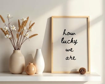 Hoe gelukkig zijn we afdrukbare muurkunst | Minimalistische citaatafdruk | Neutrale esthetische poster | Inspirerende typografiekunst | Digitale download