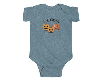 Body de bebê com estampa de três abóboras para o Halloween, perfeito para bebês. Ideal para recém-nascidos e como um lindo body de abóbora para o outono. Ótimo para bebês e presente de Halloween.