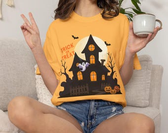 Camiseta Comfort Colors "Casa Assombrada: Doces ou Travessuras", Tingida em Peça, com Estampa de Fantasma e Morcego, Presente de Halloween, Camiseta Vintage de Outono