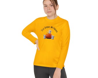 Camiseta infantil de manga comprida "Stay Spooky My Friends", divertida e ideal para o Halloween. Estampa de fantasmas fofos e perfeita para crianças que querem "doces ou travessuras".