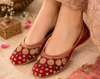 Jutti da sposa rosse di lusso realizzate a mano / Scarpe etniche punjabi / Mojari da sposa ricamate per donna