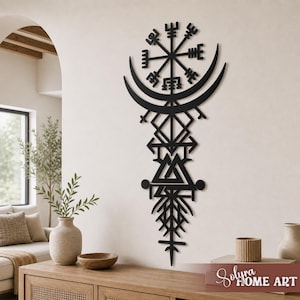 Op de afbeelding: Zwarte metalen wandkunst met een geometrisch ontwerp, inclusief een kompasroos, een halve maan en diverse vormen. Het kunstwerk is op een neutrale muur gemonteerd, wat een contrast creëert. Een decoratief element voor interieurdecoratie.