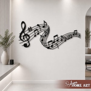 Può includere: Arte da parete in metallo nero raffigurante un pentagramma musicale con chiave di violino, diesis e note musicali. Il pezzo decorativo è montato su una parete bianca. Il logo Solyra Home Art è visibile in basso a destra.