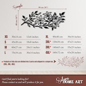 Puede incluir: Arte mural floral de metal negro con lirios y una mariposa. El dise&ntilde;o mide 90 cm de ancho y 40 cm de alto. Disponible en varias tallas, desde XS (30x14 cm) hasta 4XL (160x72 cm).