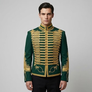 Peut inclure: Une veste de style militaire vert foncé dotée d'un col montant et de détails élaborés en cordon tressé doré sur le devant. Le vêtement comprend des boutons dorés et des motifs de broderie dorés complexes sur les manches et les bords avant.