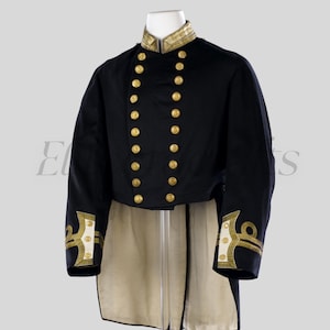 Puede incluir: Chaqueta militar azul marino con botones y adornos dorados. La chaqueta tiene cuello alto y mangas largas con detalles dorados en los puños. La parte trasera de la chaqueta es un diseño de levita.