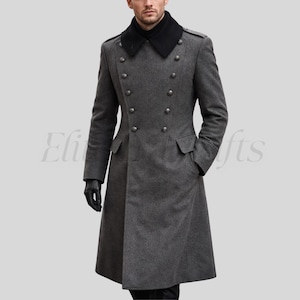 Może przedstawiać: Szary wełniany płaszcz z czarnym kołnierzem i dwurzędowym zapięciem na guziki. Płaszcz ma dwie przednie kieszenie i pagony na ramionach. Płaszcz jest do kolan i ma dopasowany krój.