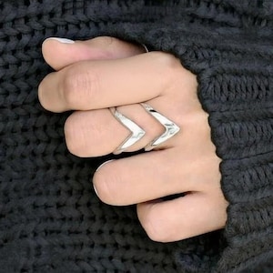 Set di anelli a V, anello impilabile, anello a zig-zag, anello minimalista, fede nuziale, anello geometrico, set di anelli, regalo per lei, anello delicato, anello per il pollice