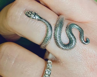 Anillo de serpiente de plata, inspirado en Medusa, joyería realista de escamas de pitón para hombres y mujeres, banda de serpiente con estilo gótico.