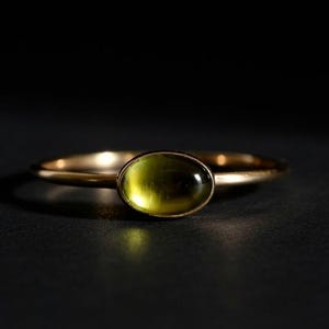 Anello delicato con peridoto, anello impilabile in oro con pietra portafortuna di agosto, cabochon minimalista incastonato a castone, piccolo gioiello con pietra verde, regalo semplice per lei