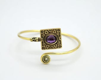 Bracelet manchette en laiton doré et améthyste, jonc bohème médaillon