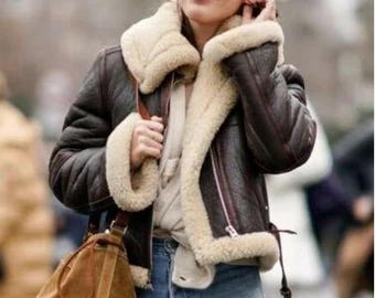 Handgefertigte Lammfell-Fliegerjacke: Vintage Braune echte Schaffell-Leder Bomberjacke für Frauen