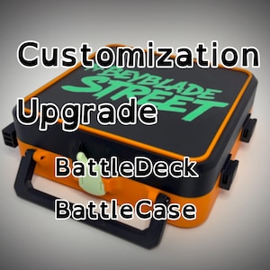 Puede incluir: Una BattleCase naranja y negra con el texto "Customization Upgrade" y "BEYBLADE STREET" en verde. La funda tiene un asa y cierres negros. También son visibles las palabras "BattleDeck" y "BattleCase".