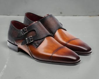 Zapatos de vestir de hombre, de piel marrón, con doble hebilla y puntera reforzada.