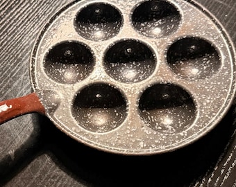 Vintage emaliowana żeliwna patelnia Æbleskive – duńska patelnia do ślimaków