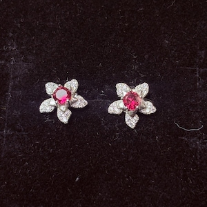 Pendientes de plata de ley con forma de flor de rubí / Delicada joya con circonita cúbica roja, regalo para ella.
