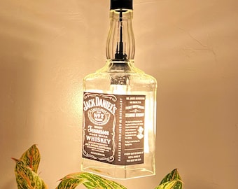Grande lampe bouteille à suspension Jack Daniels recyclée + décoration de bar ampoule aux couleurs changeantes