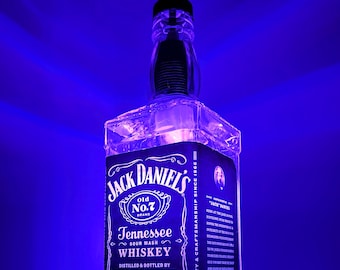Petite lampe bouteille suspendue Jack Daniels recyclée + décoration de bar ampoule aux couleurs changeantes